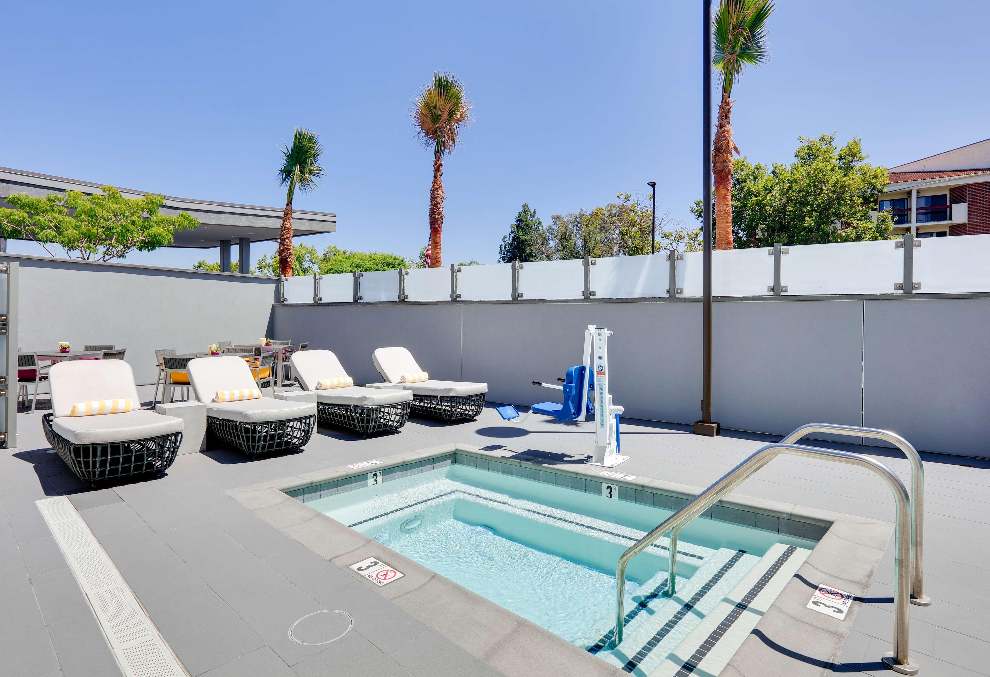 Hampton By Hilton Irvine Spectrum Forest Hotel 3*